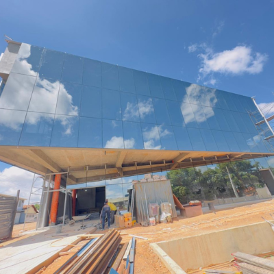 Fachada em Pele de Vidro: Vantagens, Desempenho e Aplicação em Obras de Alto Padrão